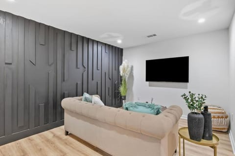 Chic 2 bedroom w free parking Apartment in Mableton