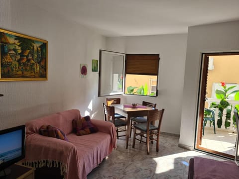 Communal lounge/ TV room, TV and multimedia, Seating area, Dining area