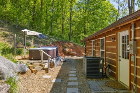 The "Lost Horse" Cabin - Secluded - Pet-Friendly - One Level - Massive Yard Cabin in Sevier County