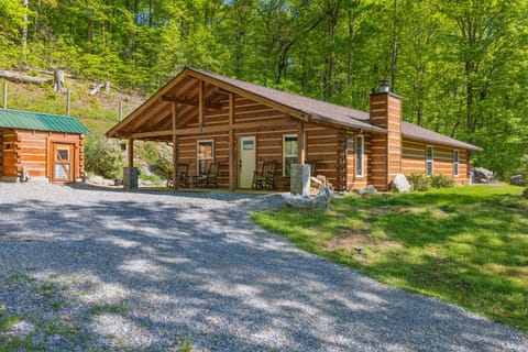The "Lost Horse" Cabin - Secluded - Pet-Friendly - One Level - Massive Yard Cabin in Sevier County