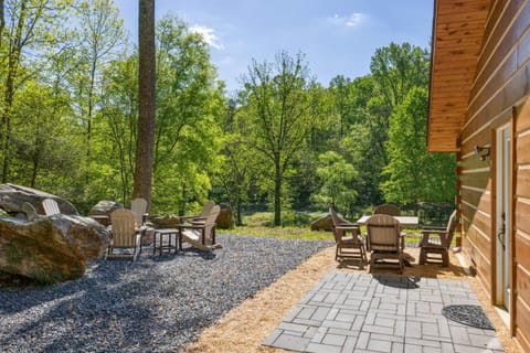 The "Lost Horse" Cabin - Secluded - Pet-Friendly - One Level - Massive Yard Cabin in Sevier County