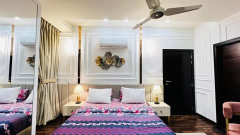 Bed, Photo of the whole room, Decorative detail, Bedroom, wardrobe, air conditioner