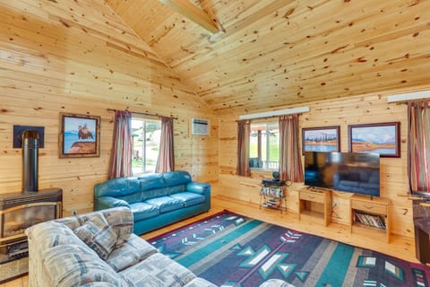 Wraparound Deck and Grill Deadwood Cabin Cabin in North Lawrence