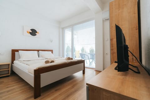 Bed, TV and multimedia, Bedroom