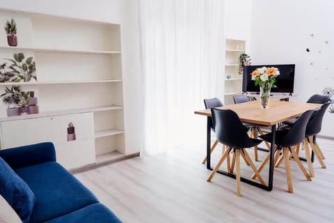 TV and multimedia, Living room, Seating area, Dining area