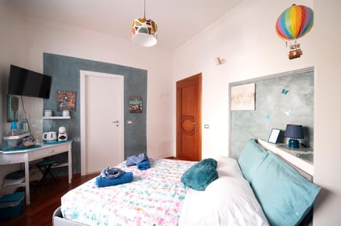 Bed, TV and multimedia, Photo of the whole room, Decorative detail, Bedroom, towels