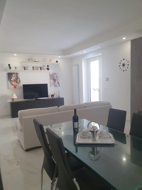 Communal lounge/ TV room, TV and multimedia, Living room, Dining area