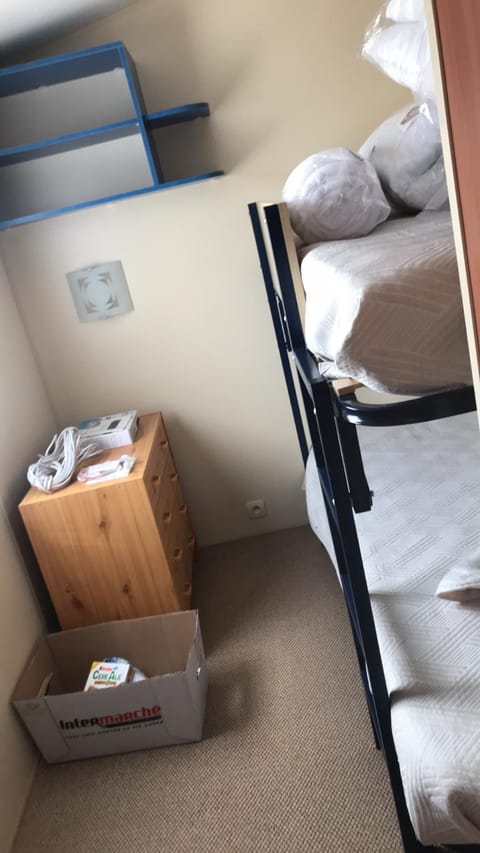 Bedroom, bunk bed