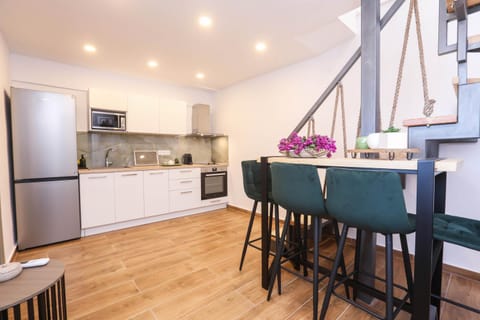Kitchen or kitchenette, Dining area