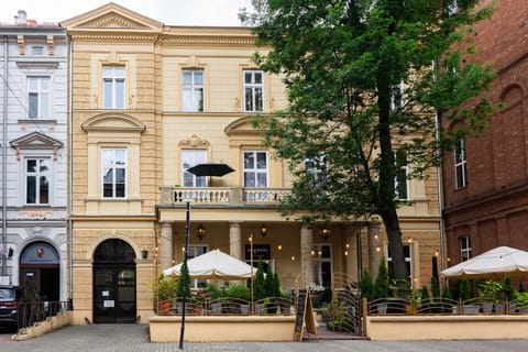 Property building, Day, Location