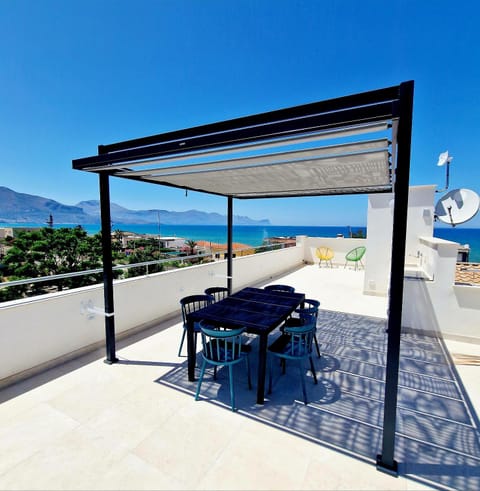 Property building, Natural landscape, Balcony/Terrace, Balcony/Terrace, Beach
