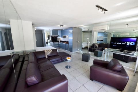 TV and multimedia, Kitchen or kitchenette, Living room, Seating area