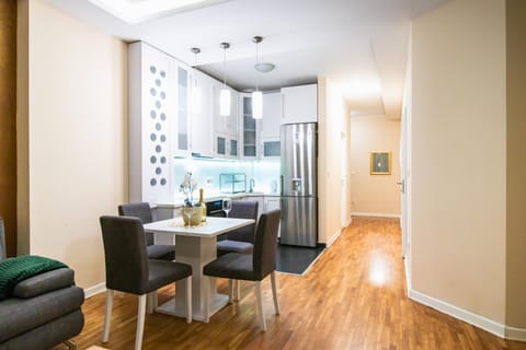 Kitchen or kitchenette, Dining area
