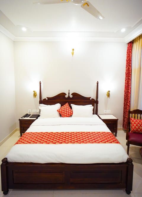 Photo of the whole room, Bedroom, fireplace