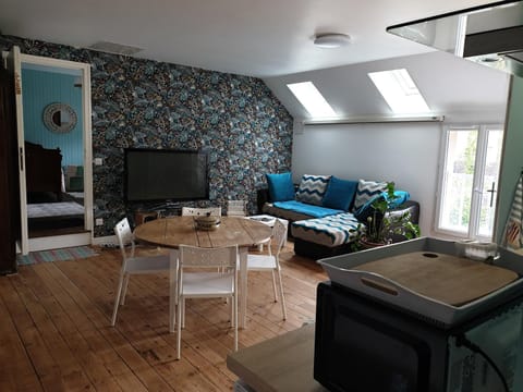 Communal lounge/ TV room, Communal lounge/ TV room, TV and multimedia, Living room, Seating area, Dining area