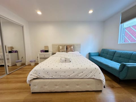 Chic and Secure Private room in modern home 6 Vacation rental in Compton