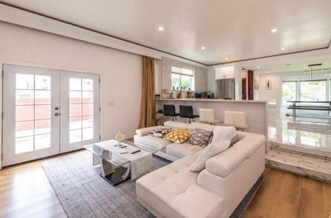 Chic and Secure Private room in modern home 6 Vacation rental in Compton