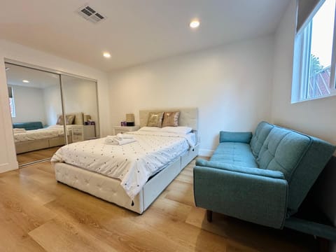 Chic and Secure Private room in modern home 6 Vacation rental in Compton