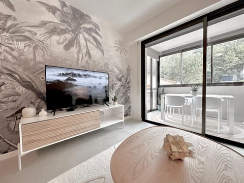 Communal lounge/ TV room, TV and multimedia, Living room, Seating area, Evening entertainment