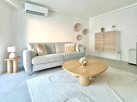 Living room, Seating area, air conditioner