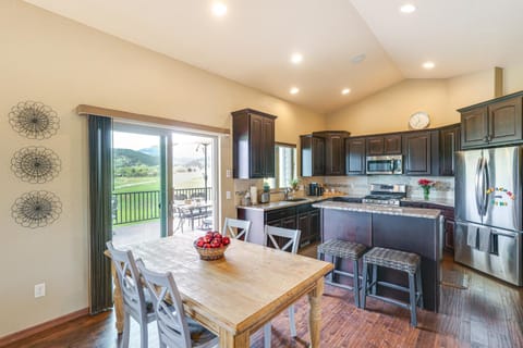 Spearfish Retreat with Fireplace and Mountain Views! House in North Lawrence