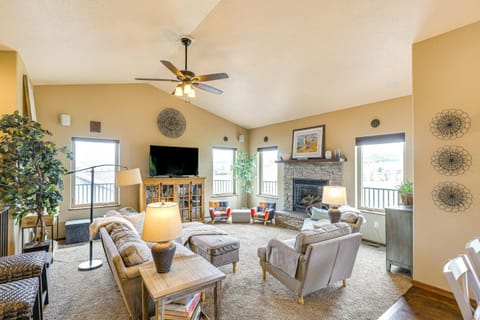 Spearfish Retreat with Fireplace and Mountain Views! House in North Lawrence