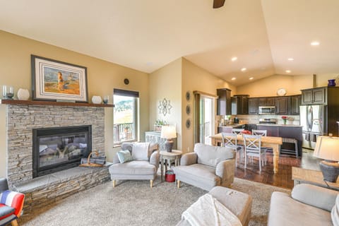 Spearfish Retreat with Fireplace and Mountain Views! House in North Lawrence