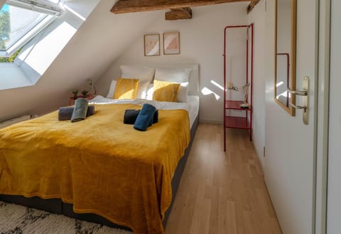 Bed, Bedroom, storage, towels