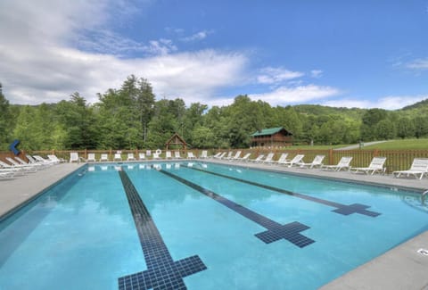 GSMNP entrance only 4 miles away Stunning panoramic views Dog-Friendly Seasonal Pool Access House in Sevier County