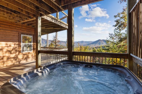GSMNP entrance only 4 miles away Stunning panoramic views Dog-Friendly Seasonal Pool Access House in Sevier County