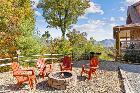 GSMNP entrance only 4 miles away Stunning panoramic views Dog-Friendly Seasonal Pool Access House in Sevier County