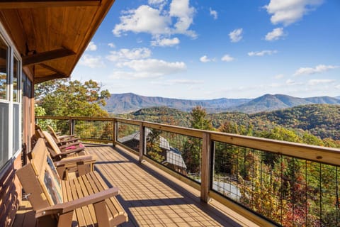 GSMNP entrance only 4 miles away Stunning panoramic views Dog-Friendly Seasonal Pool Access House in Sevier County