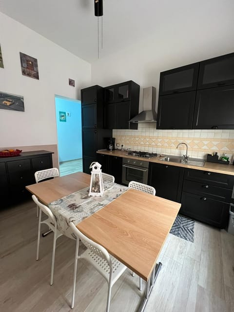 Kitchen or kitchenette, Dining area, oven, stove