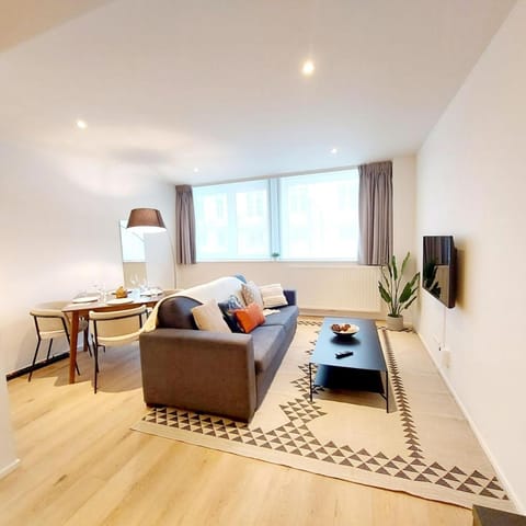 Bed, TV and multimedia, Living room, Photo of the whole room, Seating area, Bedroom