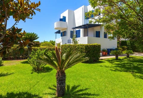 Property building, Day, Natural landscape, Garden, Garden view
