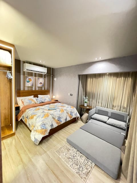 Seating area, Bedroom, towels