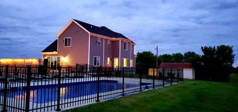 Home for 21 Near Ark - Ensuite Bathrooms - with Pool! House in Ohio