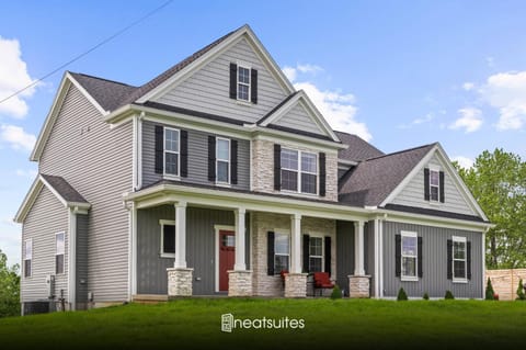 Home for 21 Near Ark - Ensuite Bathrooms - with Pool! House in Ohio