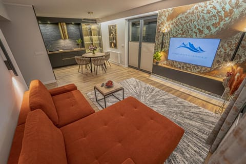 TV and multimedia, Living room, Evening entertainment