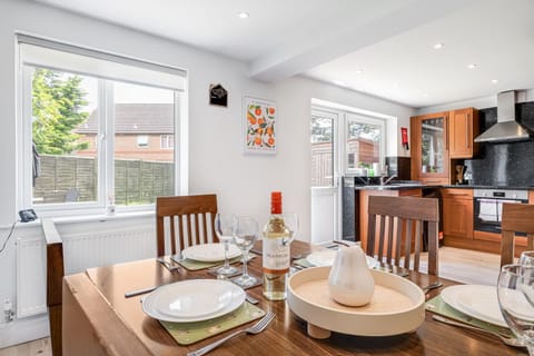 Comfortable Home away from Home with FREE Parking Apartment in Northampton