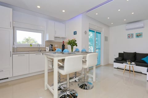 Kitchen or kitchenette, Seating area, Dining area, air conditioner