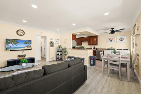 TV and multimedia, Living room, Seating area, Dining area