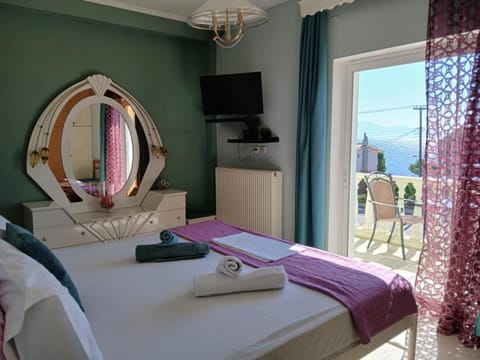 Bed, Bedroom, Sea view, towels