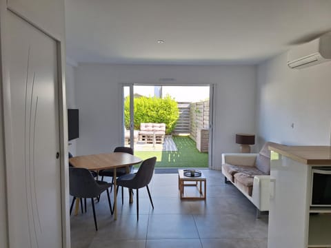 TV and multimedia, Balcony/Terrace, Kitchen or kitchenette, Living room, Seating area, air conditioner