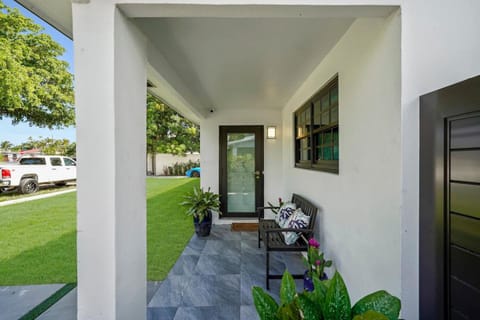 East Beach Apart by Dream Vacation unit 2 Apartment in Dania Beach