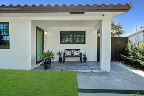 East Beach Apart by Dream Vacation unit 2 Apartment in Dania Beach