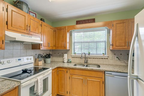 Convenient St Simons Island Home - 3 Mi to Beach! House in Saint Simons Island