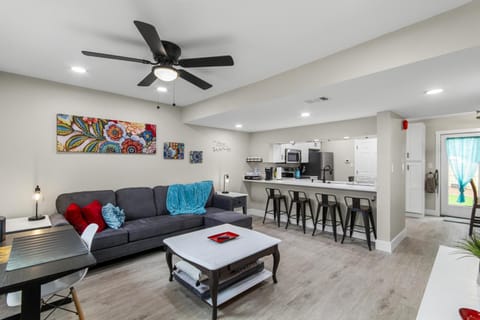 TV and multimedia, Kitchen or kitchenette, Living room, Seating area, Dining area, oven, pet friendly, stove