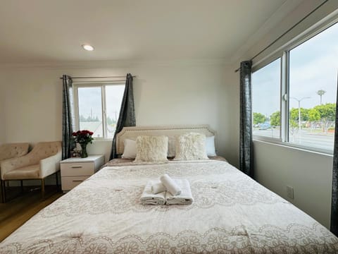 Contemporary Private Room 7 House in Compton
