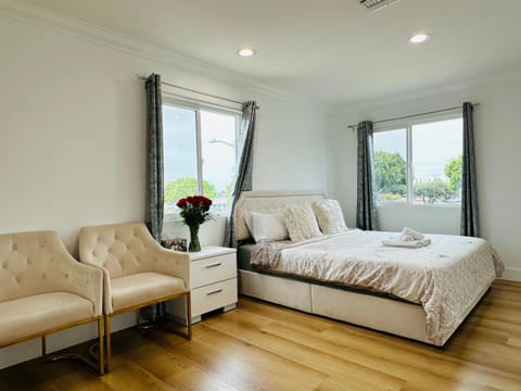 Contemporary Private Room 7 House in Compton